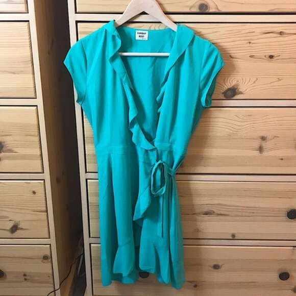 Aritzia Dresses & Skirts - Aritzia Sunday Best Savoy Wrap Dress in Green Size 0